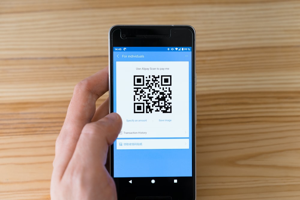 Smartphone Android nero che visualizza il codice QR