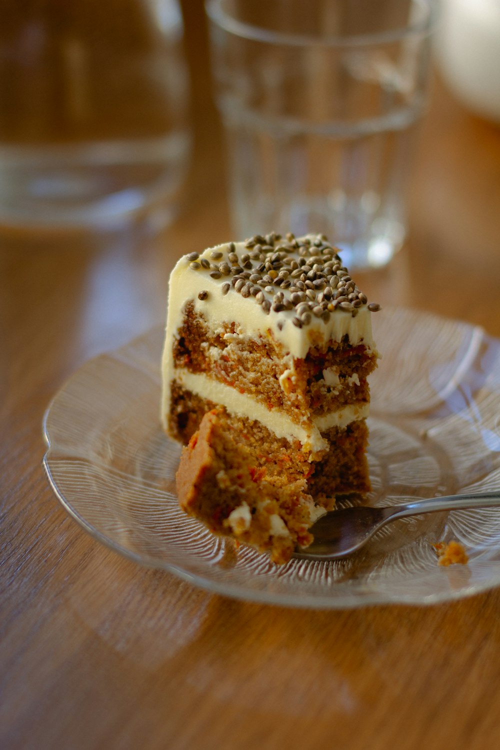 Tarta de chocolate en plato de cerámica blanca