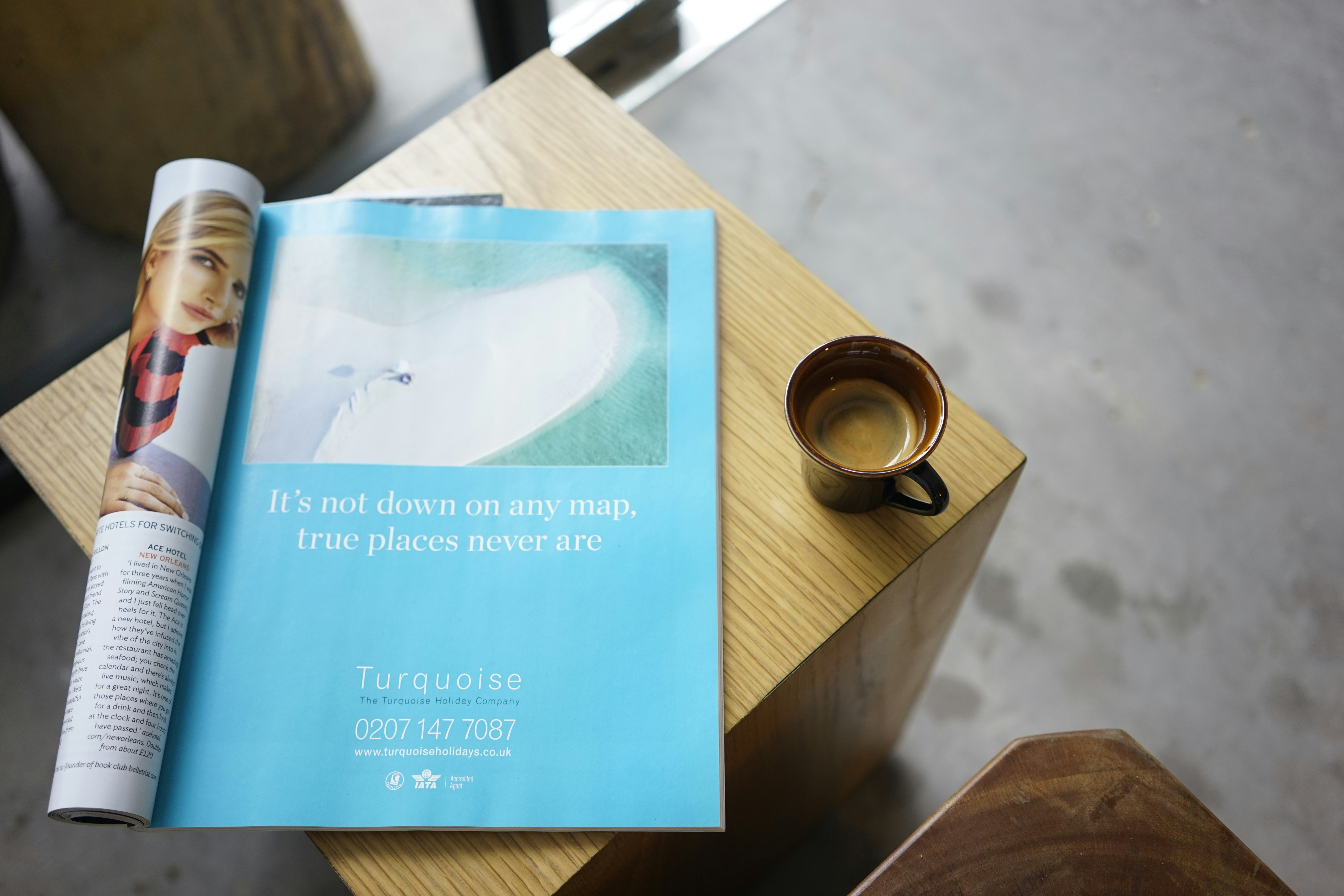 Libro blu e marrone su tavolo di legno marrone