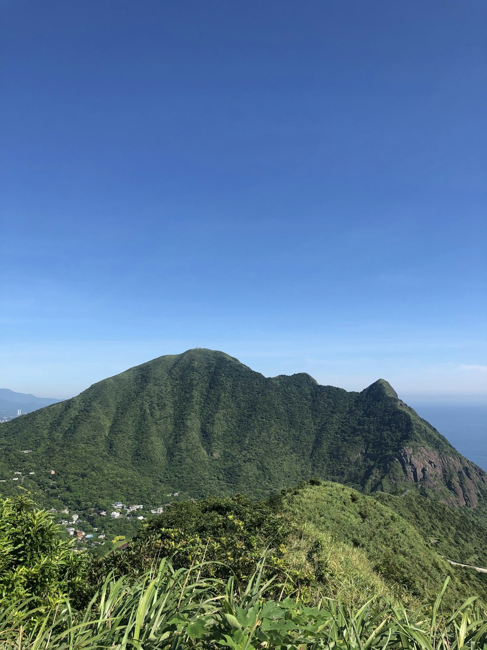 Montagne verte sous le ciel bleu pendant la journée