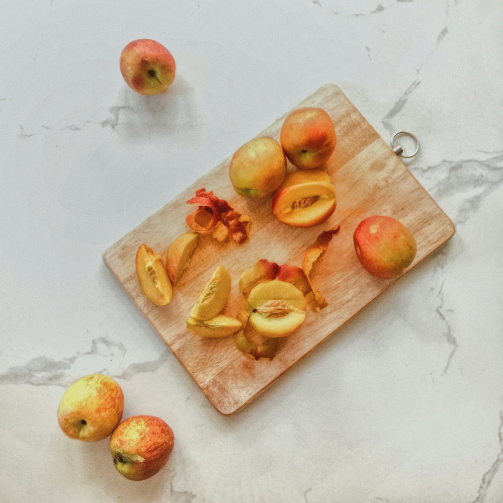 fruta da maçã na tábua de cortar marrom