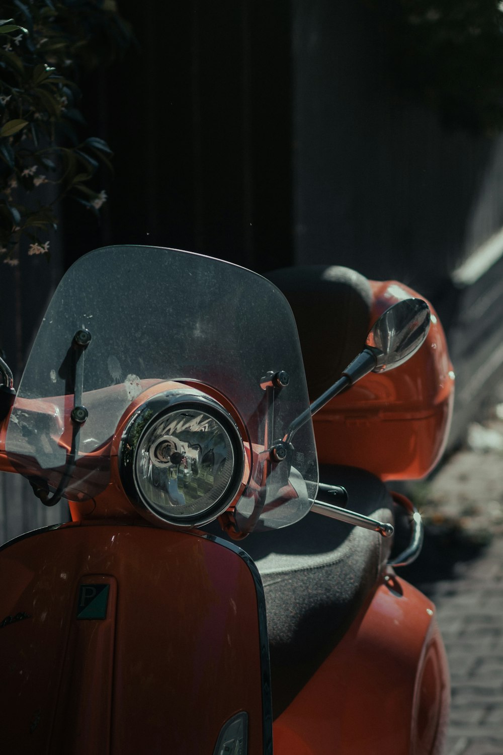 moto rouge et noire pendant la journée