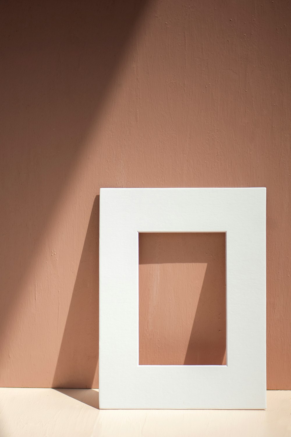 cornice in legno bianco su parete arancione