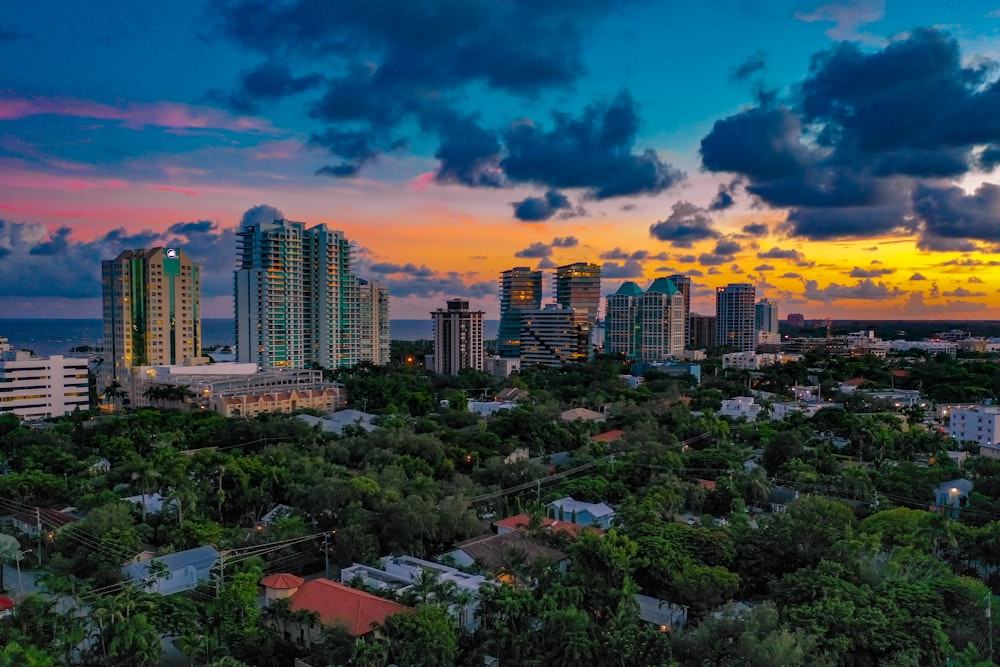 cidade com arranha-céus sob o céu azul durante o dia