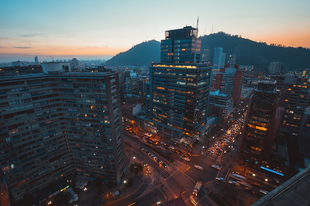 vista aérea dos edifícios da cidade durante a noite