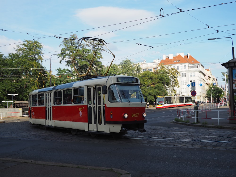 낮 동안 거리에서 빨간색과 흰색 기차