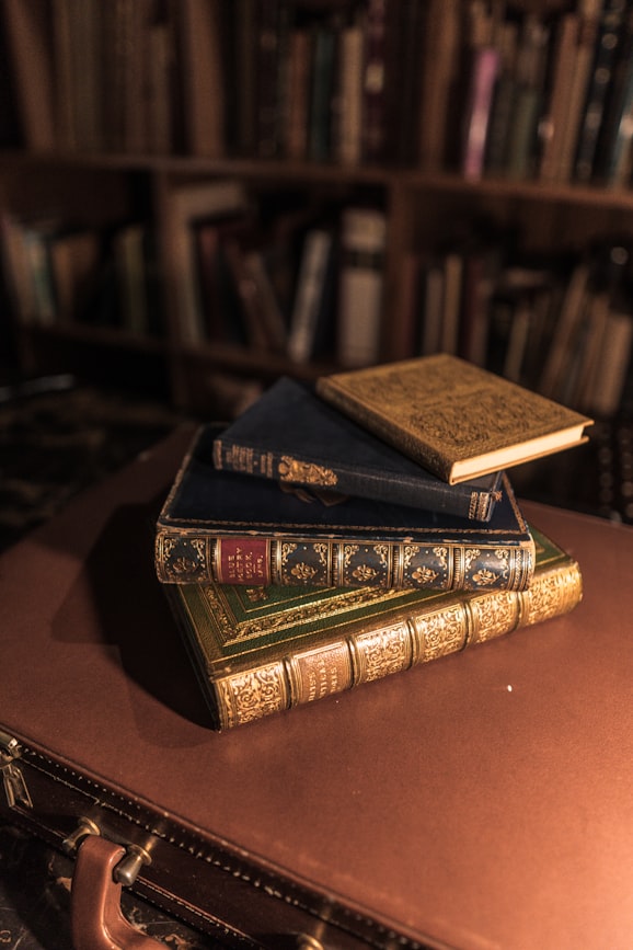 Stapel handgebundener Bücher mit Goldprägung – Handwerk und Buchbinderei