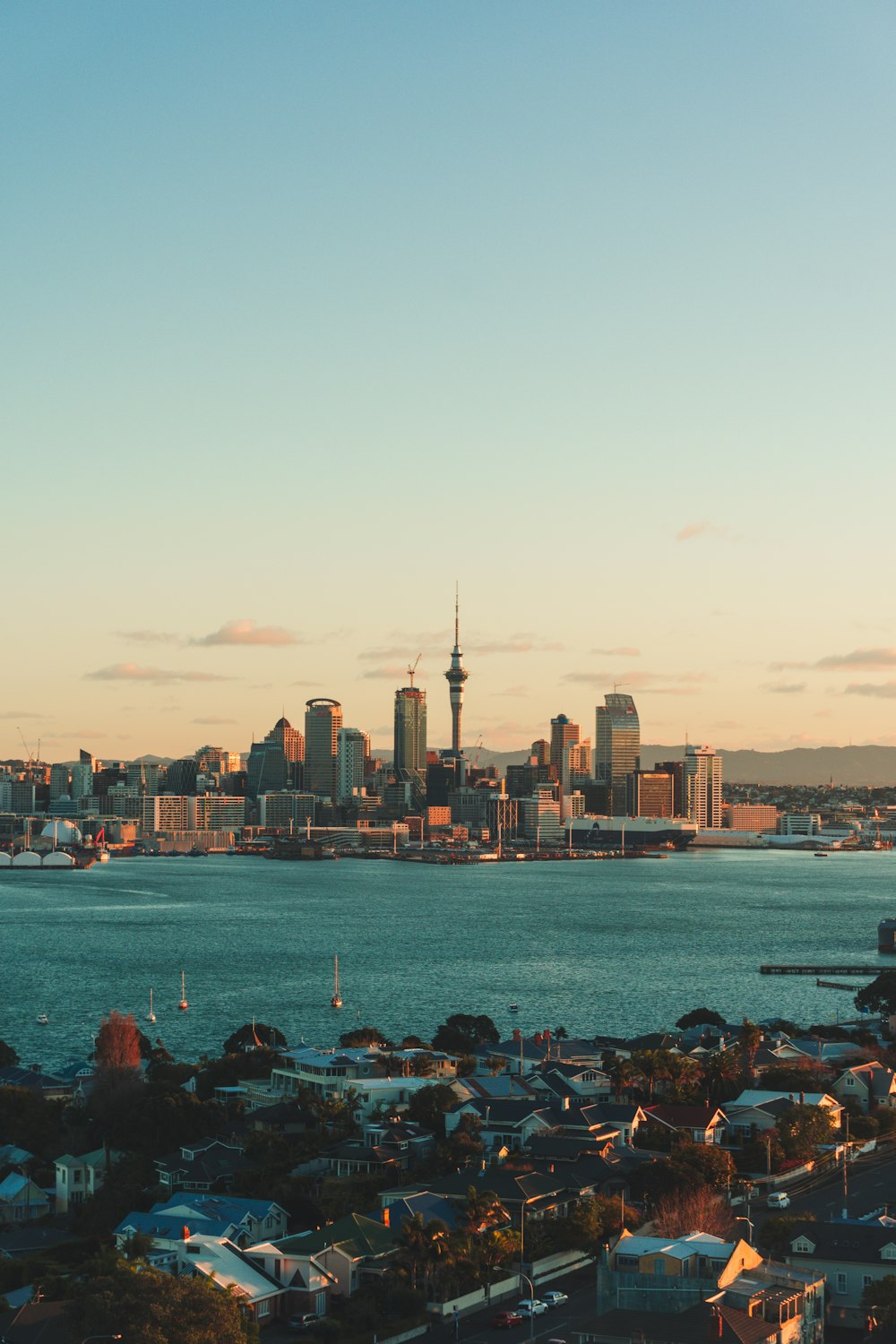 Skyline der Stadt tagsüber über das Gewässer