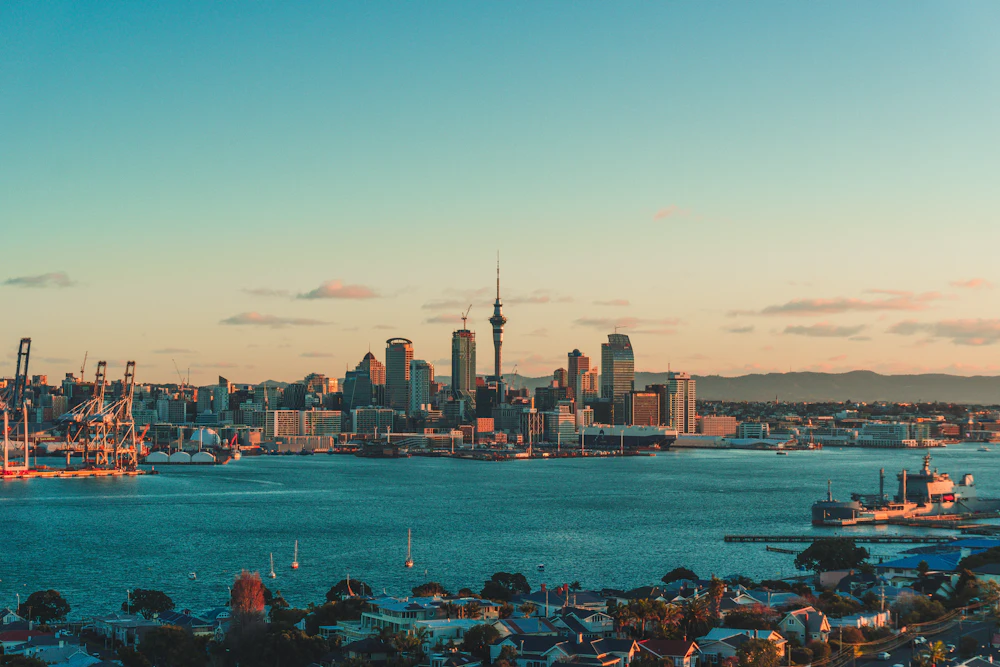 Panorama Auckland i port w ciepłym świetle zachodzącego słońca