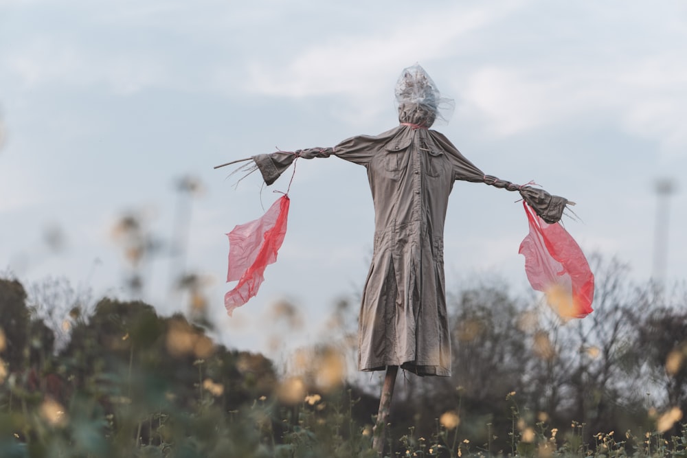 Frau in grauem Kleid mit Regenschirm