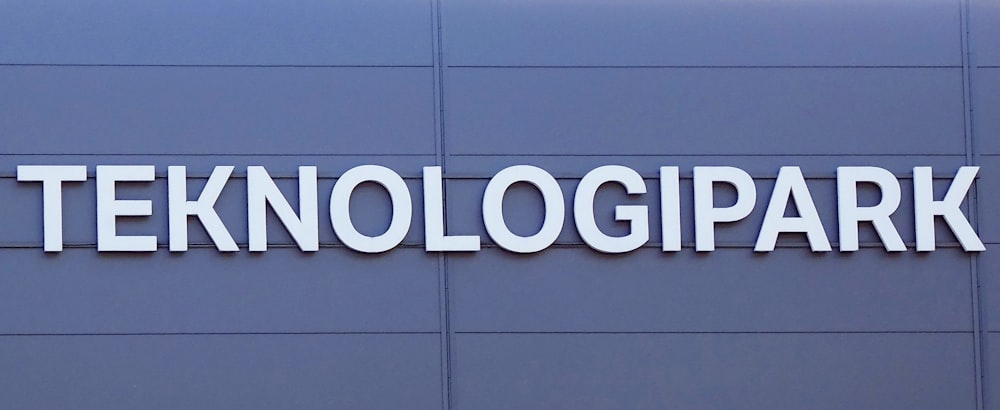 a sign that reads teknologia park on a building