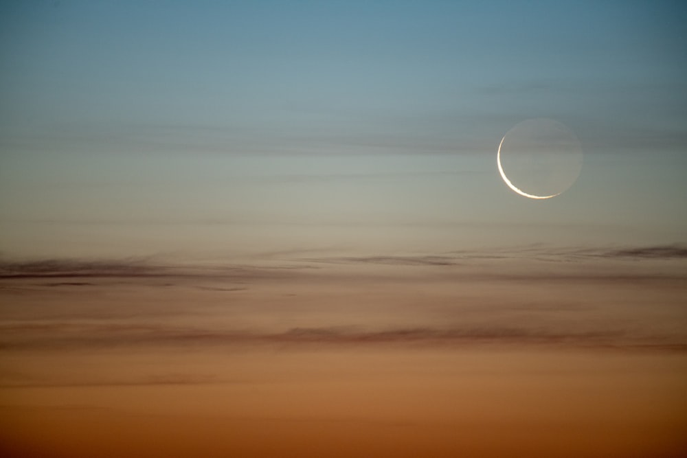 sole nel cielo durante il tramonto