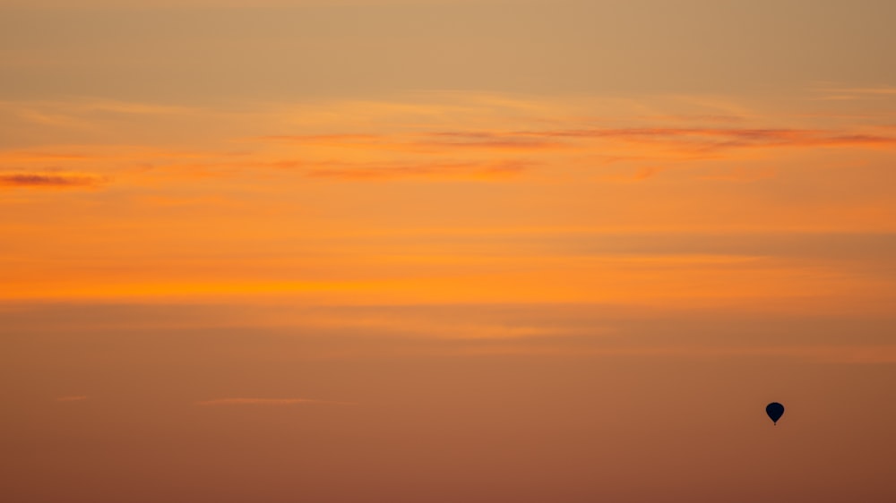 Cielo naranja y azul durante la puesta del sol