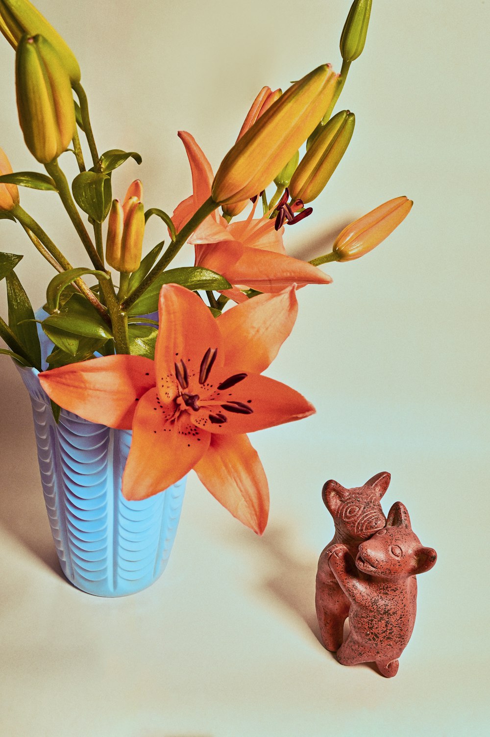 Fleur orange et jaune dans un vase en céramique bleu et blanc