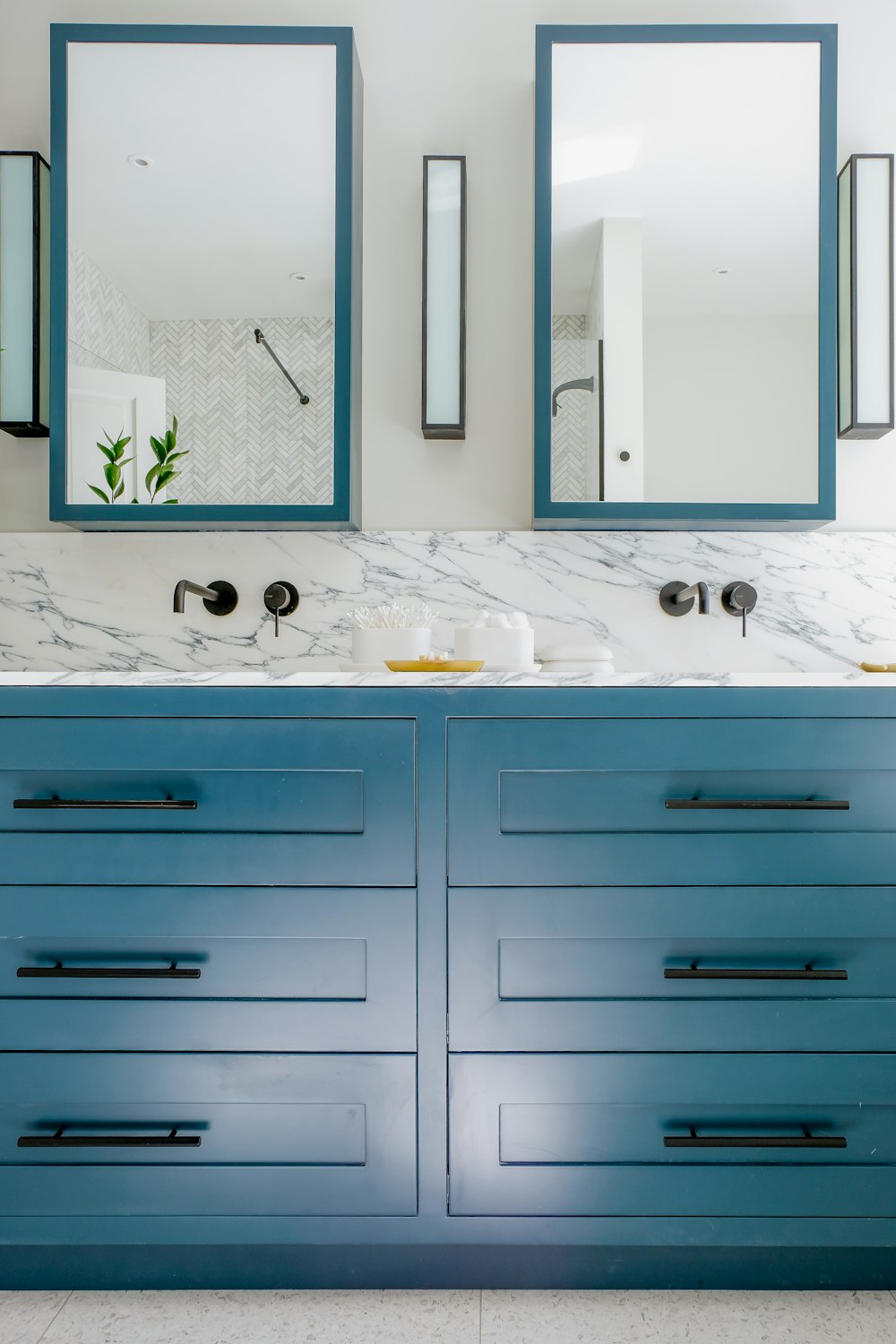 Armoire de cuisine en bois blanc avec évier