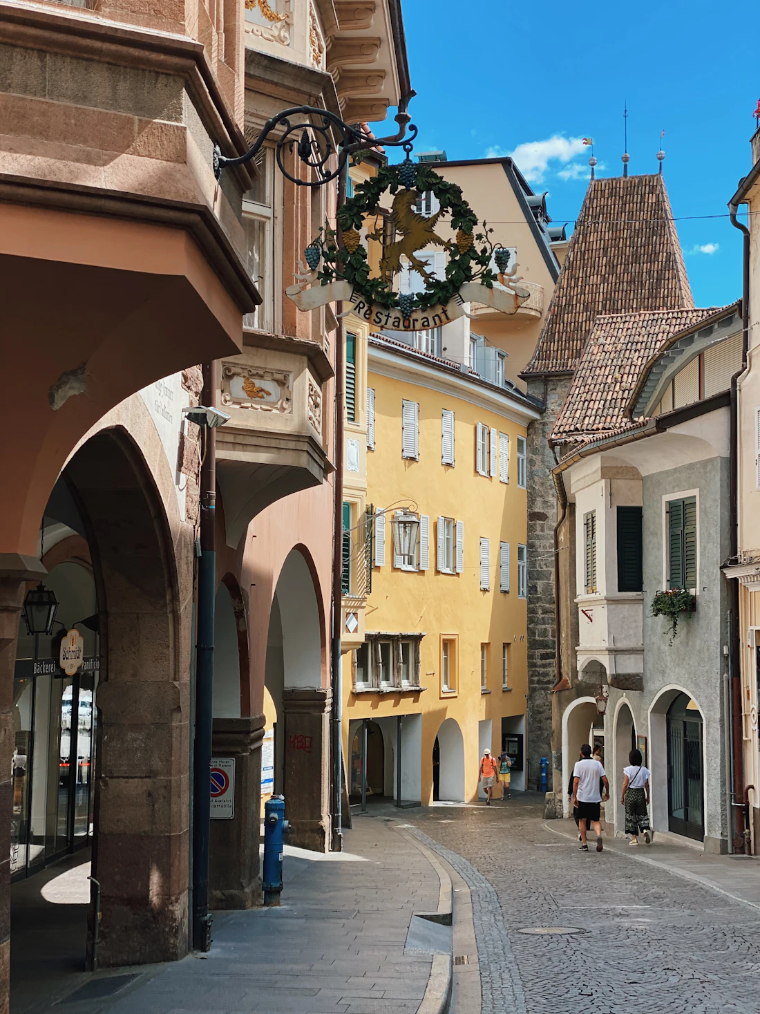 Wandelaars in een straat in het centrum van Merano