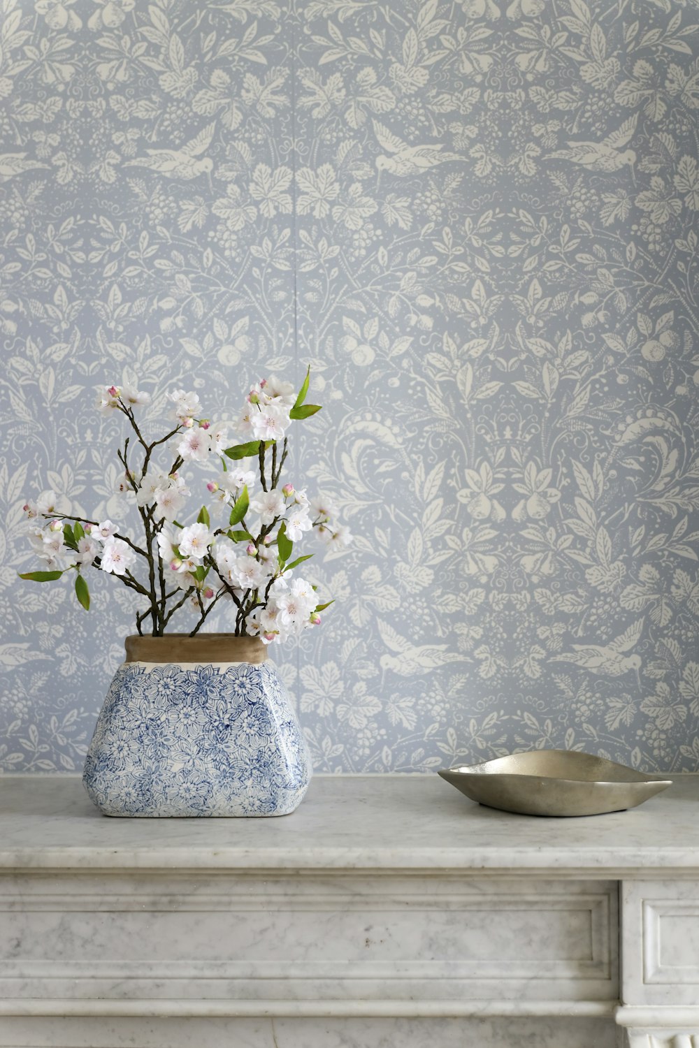 vaso de cerâmica floral branco e azul