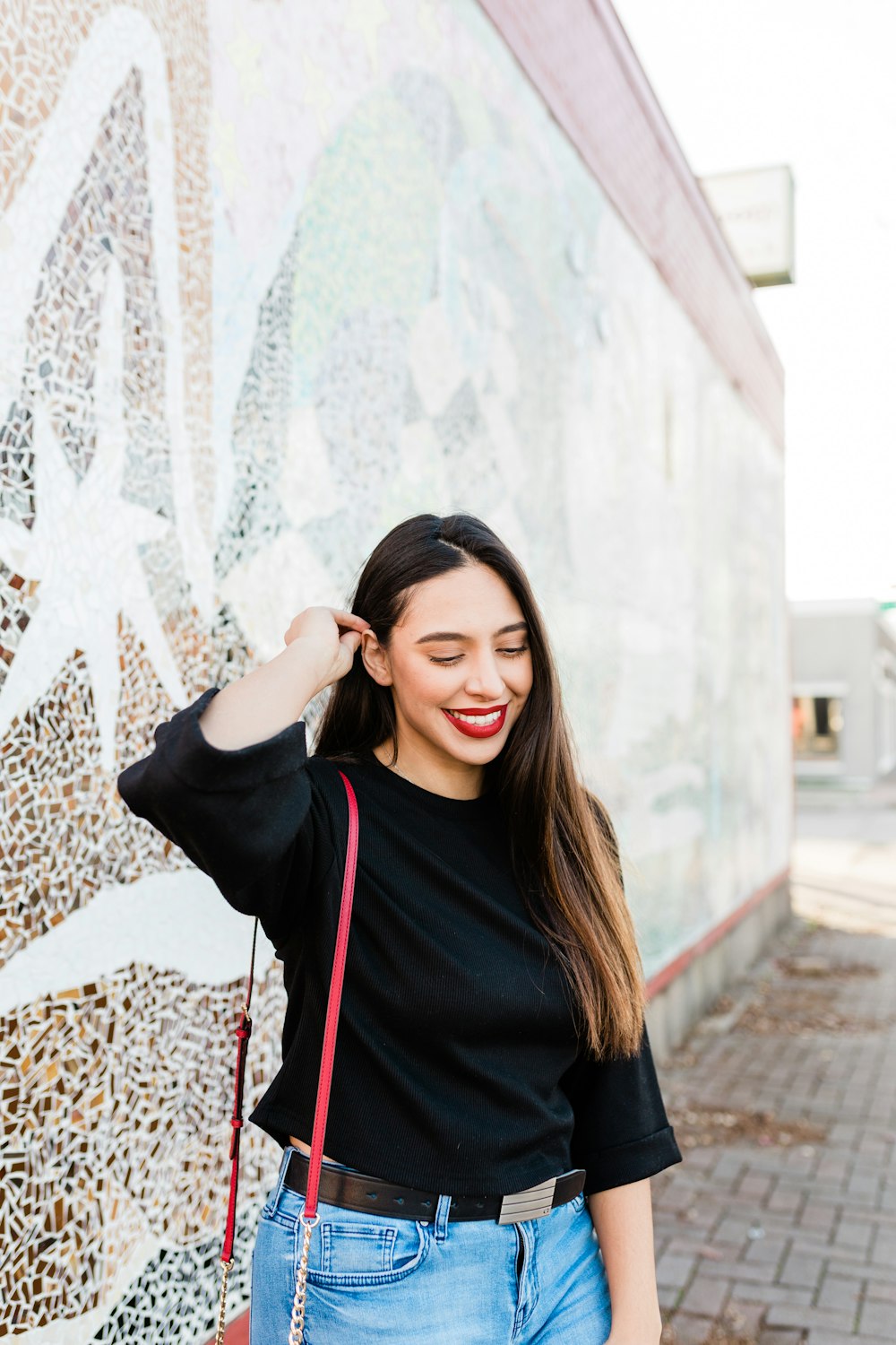 Mujer en camisa negra de manga larga sonriendo