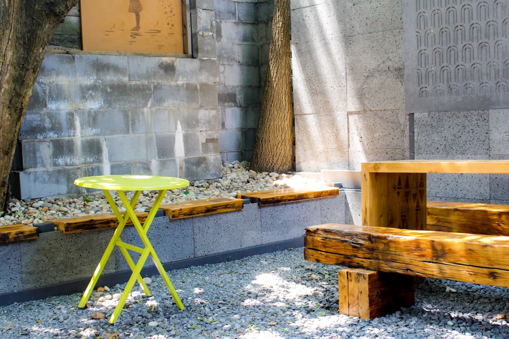 Table et chaises en bois marron