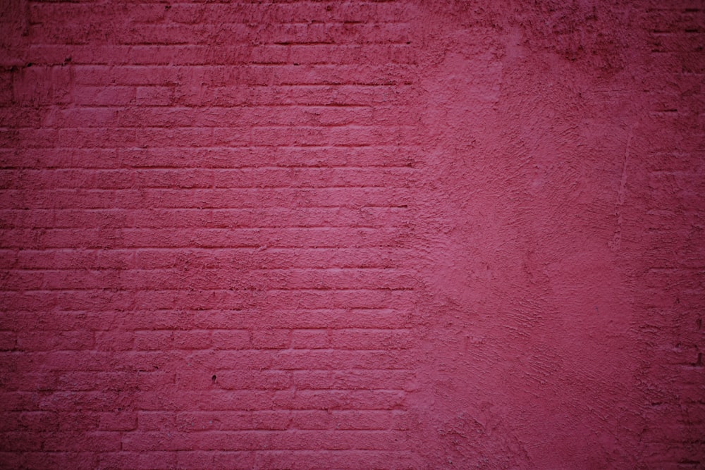 그림자가있는 붉은 벽돌 벽