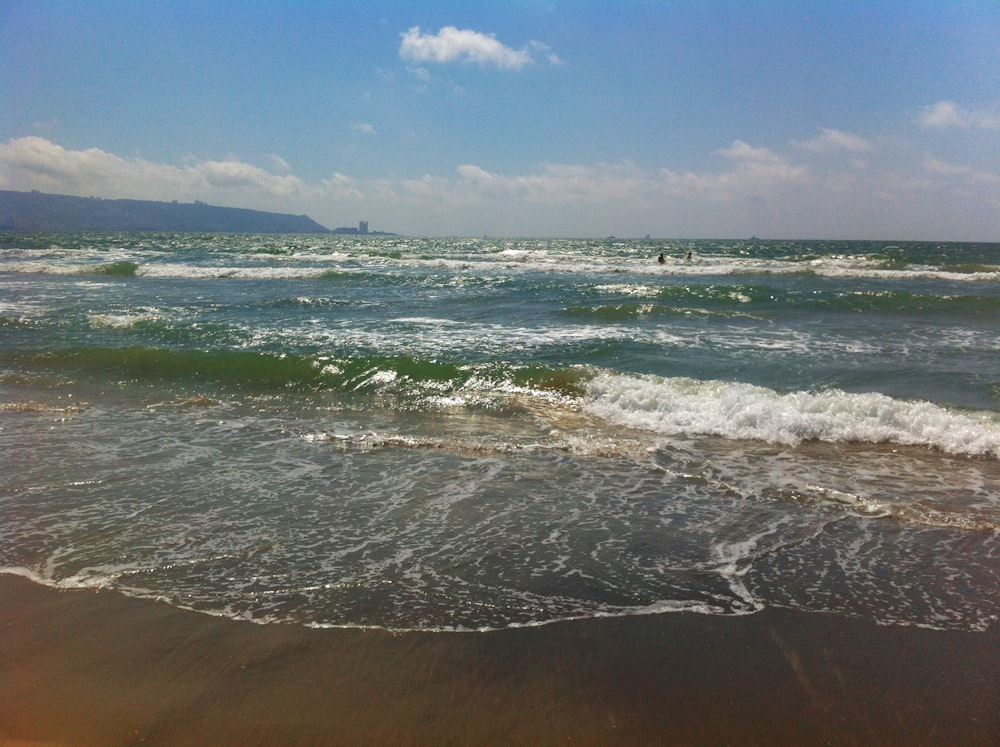 Olas del mar rompiendo en la costa durante el día