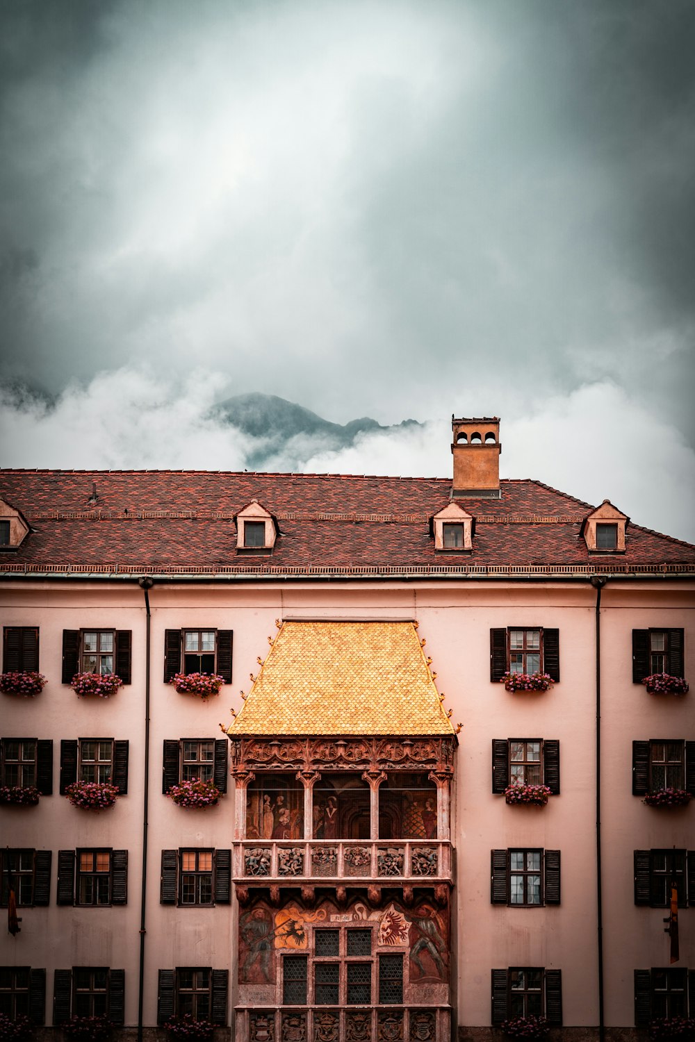 Maison en béton blanc et brun sous des nuages blancs pendant la journée