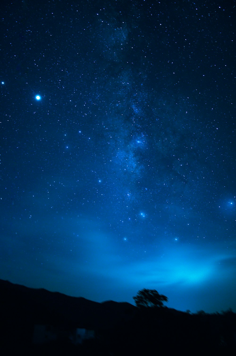 夜の青空に浮かぶ山のシルエット