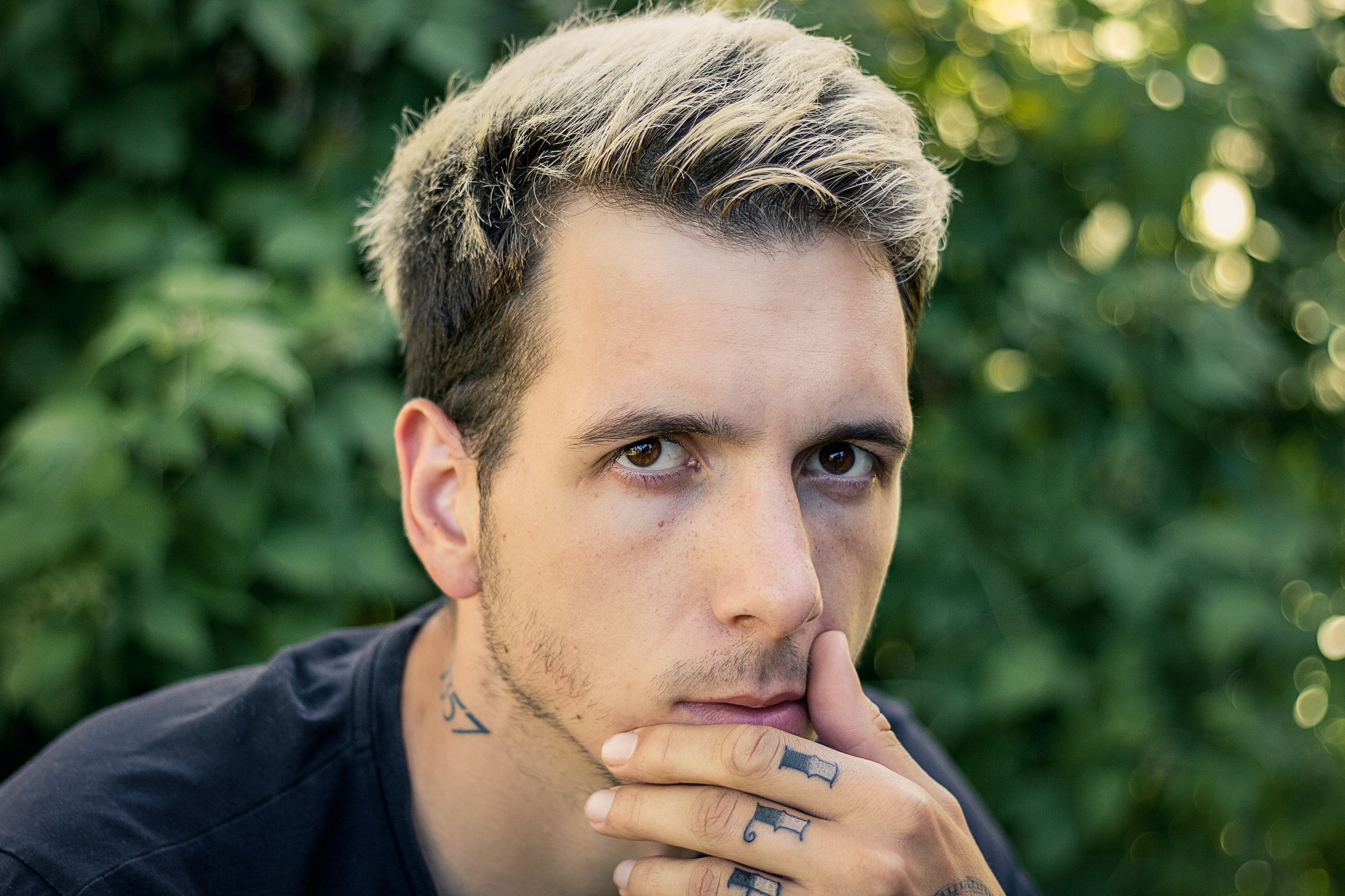 man in black crew neck shirt