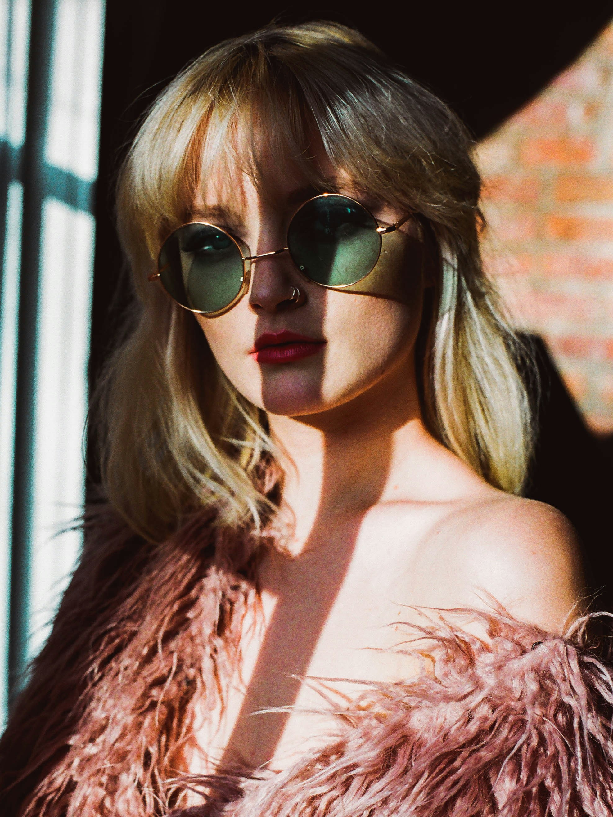 Frau in silbergerahmter Pilotensonnenbrille