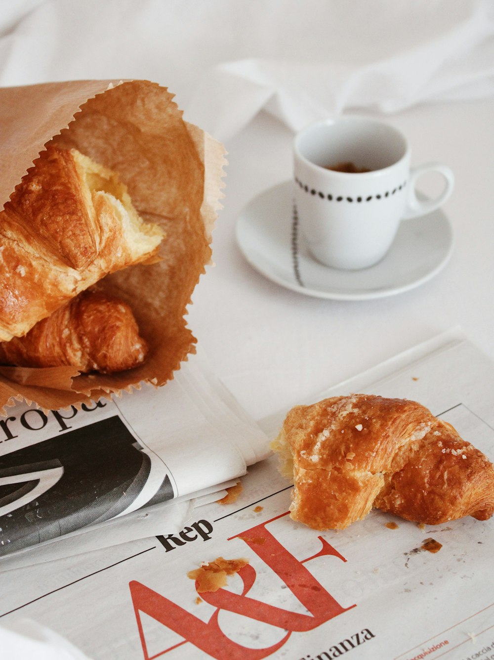 Pain sur assiette en céramique blanche