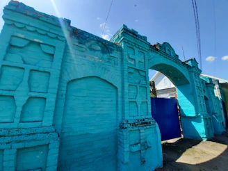 The vibrant blue walls of Jodhpur’s old city under a clear sky.