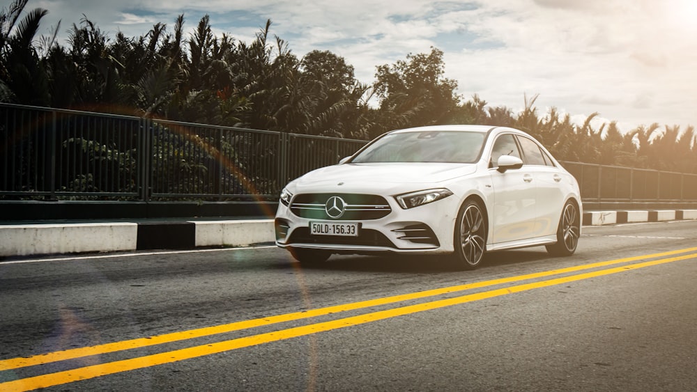 Mercedes Benz coupé bianca su strada durante il giorno