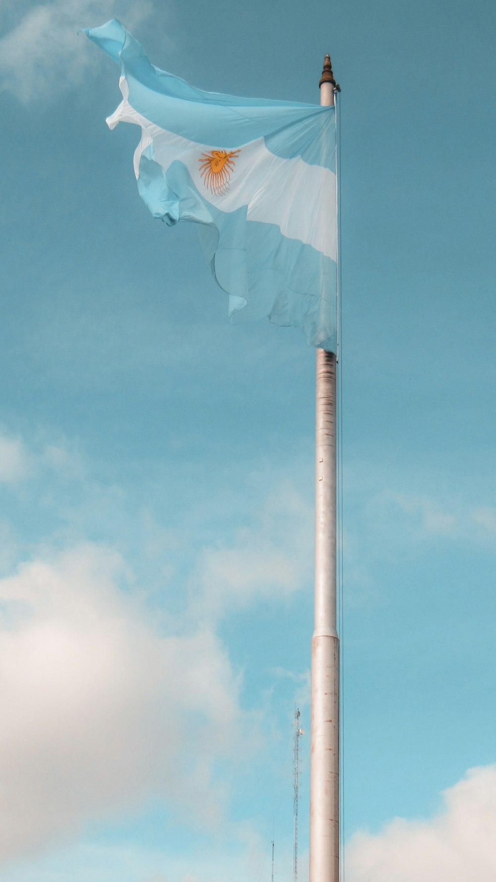 parapluie blanc et bleu sous le ciel bleu pendant la journée