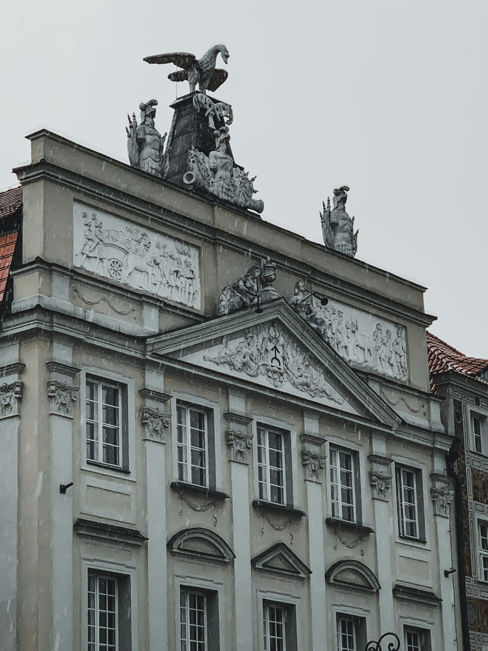 Bâtiment en béton jaune et blanc