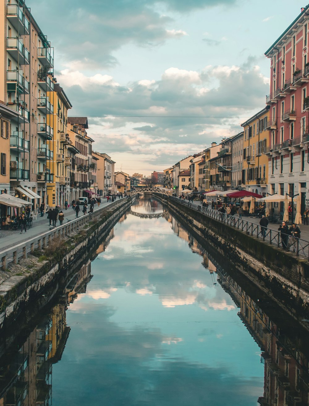 fiume tra edifici in cemento sotto il cielo blu durante il giorno