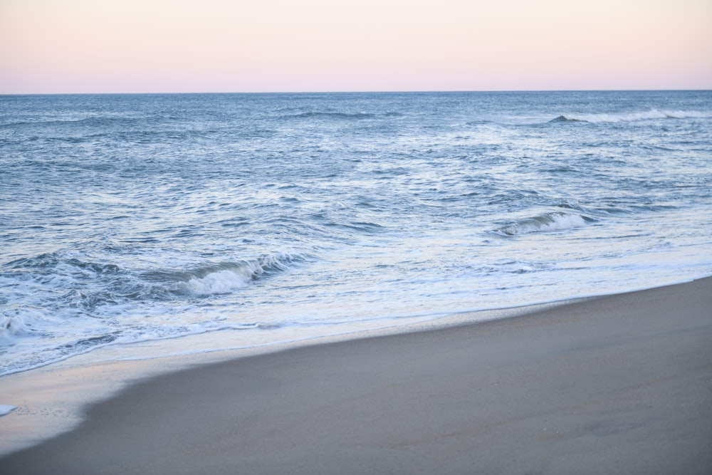 ondas do oceano batendo em terra durante o dia