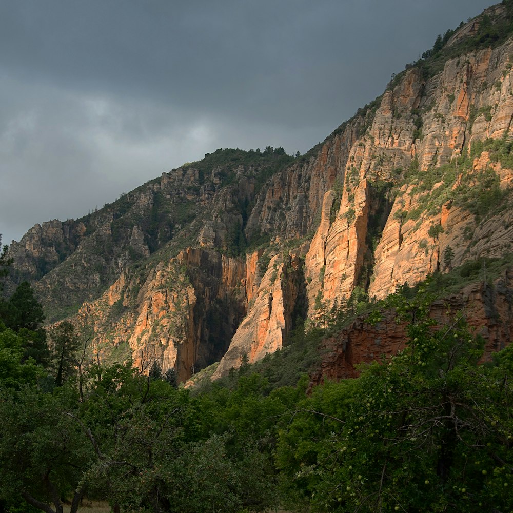 Montaña rocosa marrón bajo cielo nublado durante el día