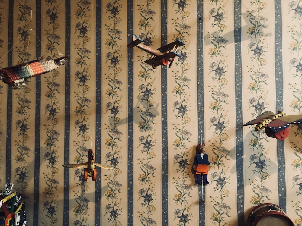 Decoración de pared de pájaros marrones y negros