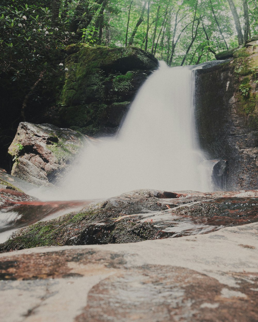 Cascadas en la Montaña Rocosa Marrón durante el día