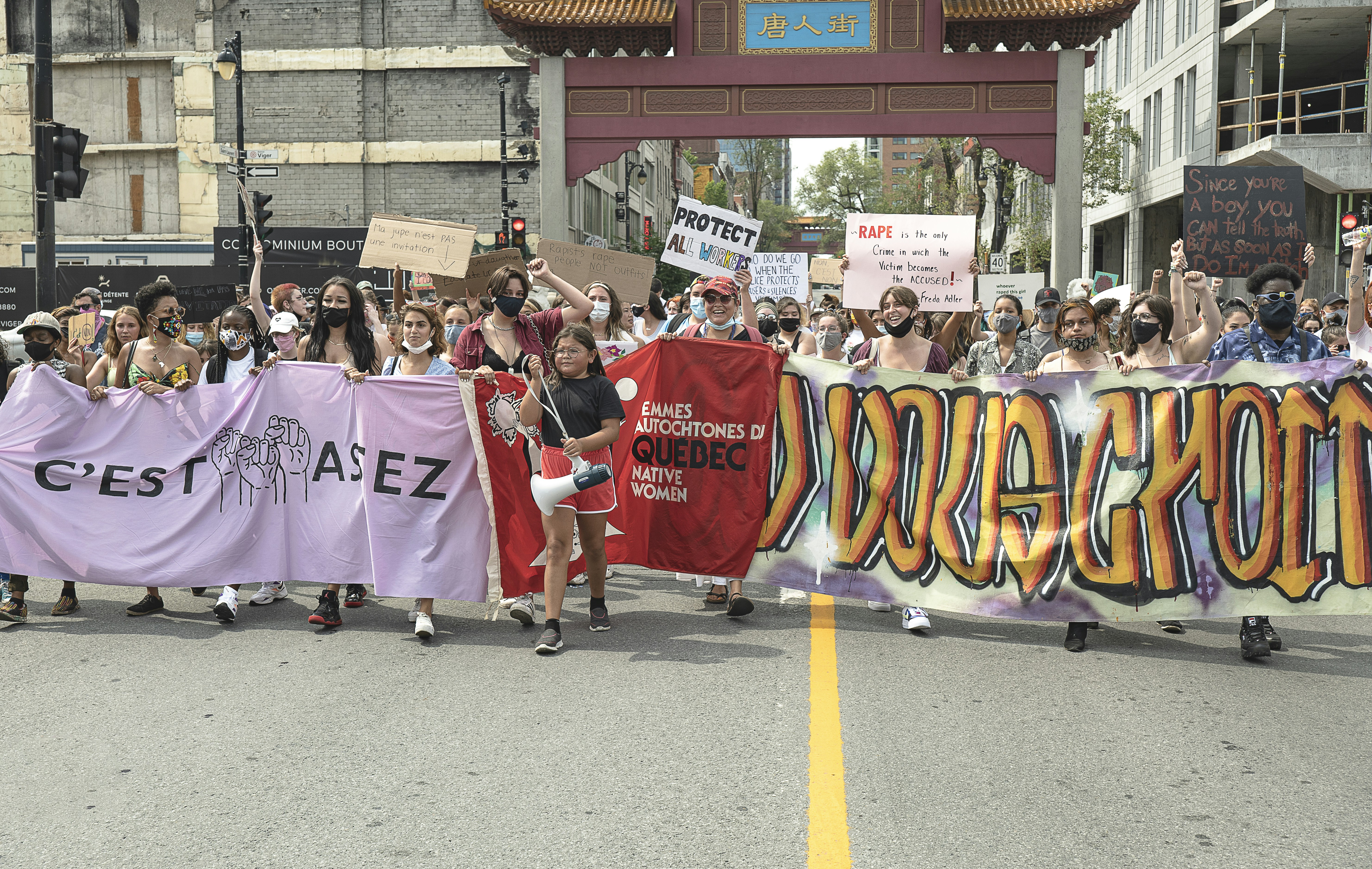groupe de personnes en chemise rouge et jaune debout sur le sol en béton gris pendant la journée