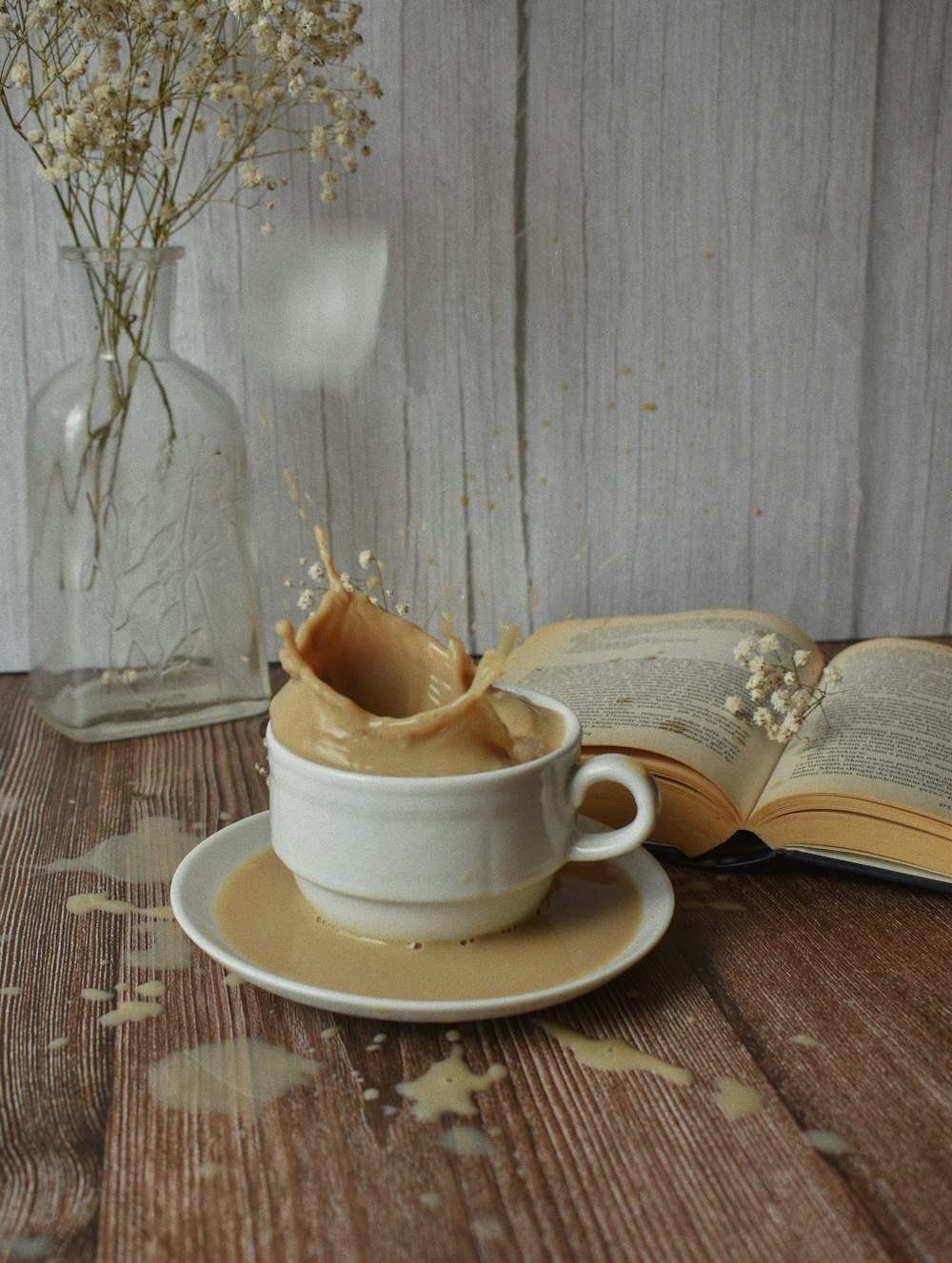 tasse à thé en céramique blanche sur soucoupe en céramique blanche