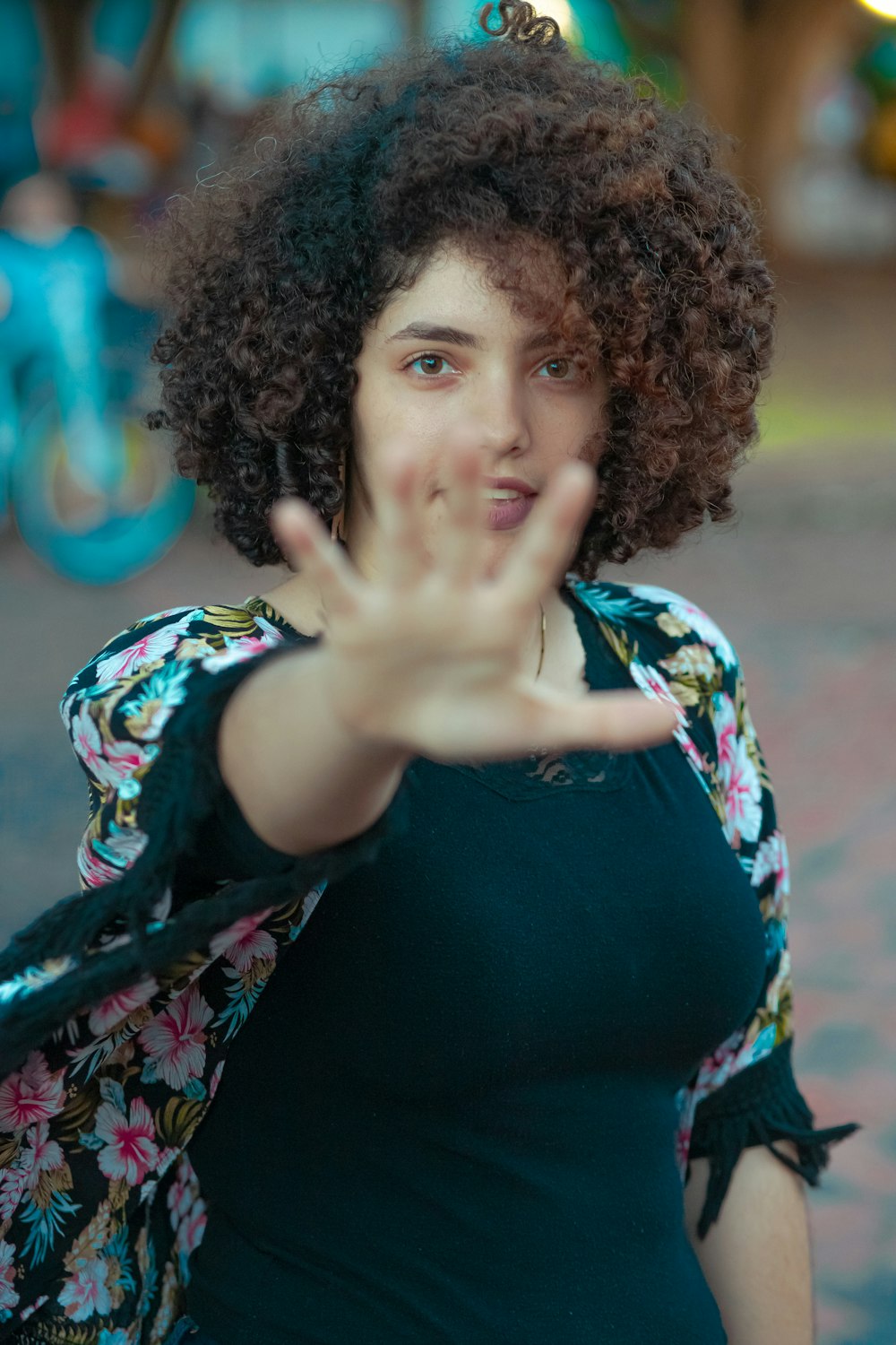 mulher na regata preta