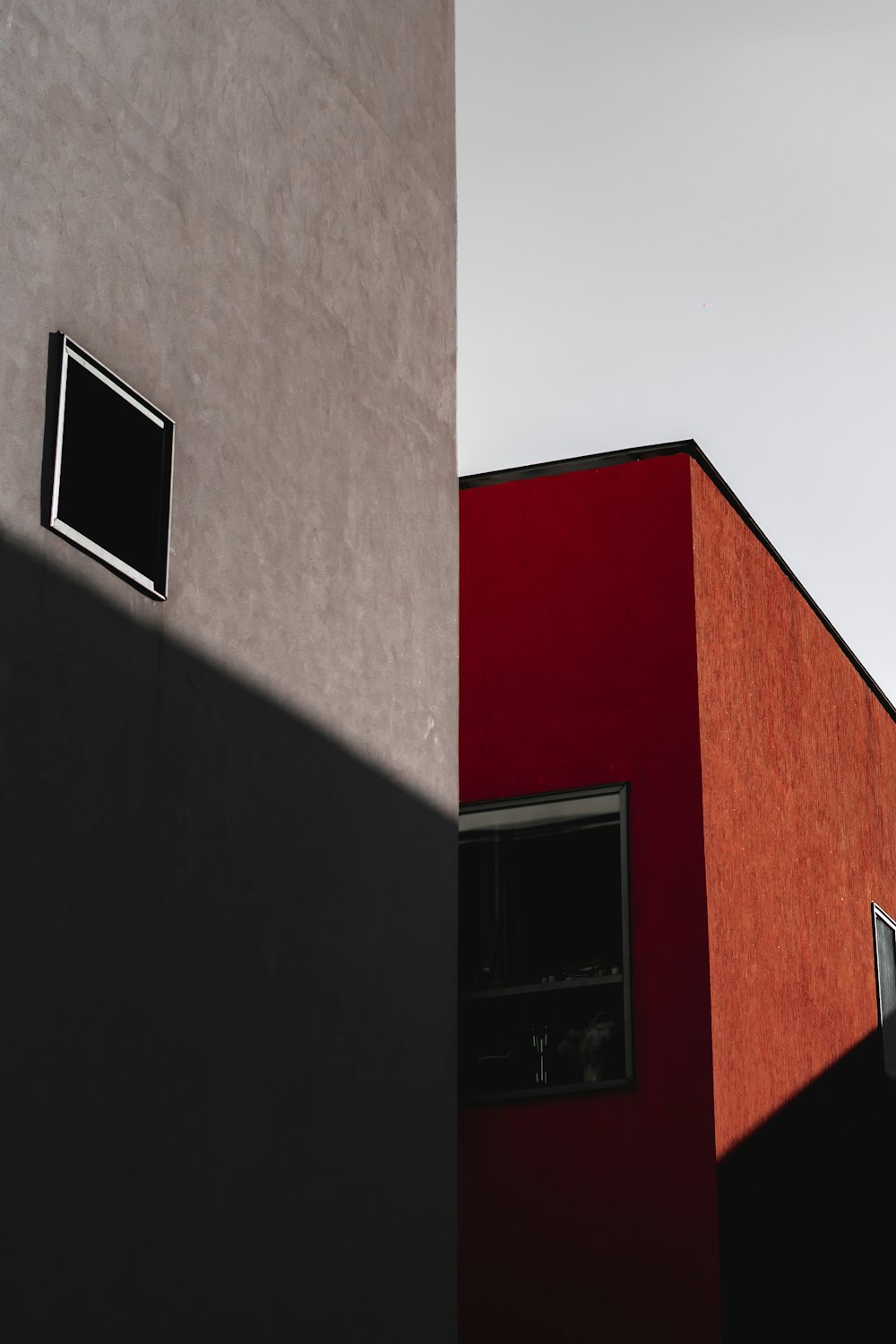 Bâtiment en béton blanc et rouge