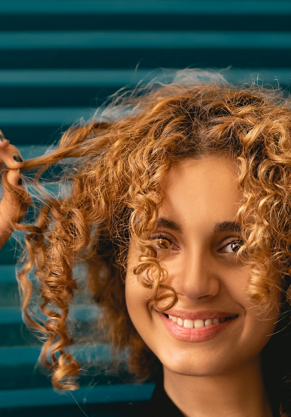 mujer con cabello rubio sonriendo