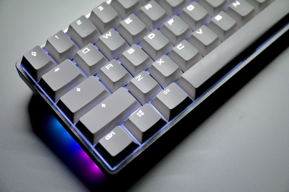teclado de computador preto e azul