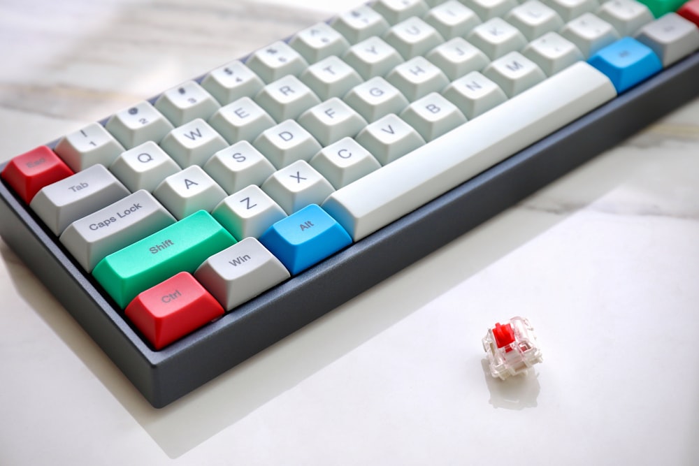 Teclado de ordenador blanco y verde