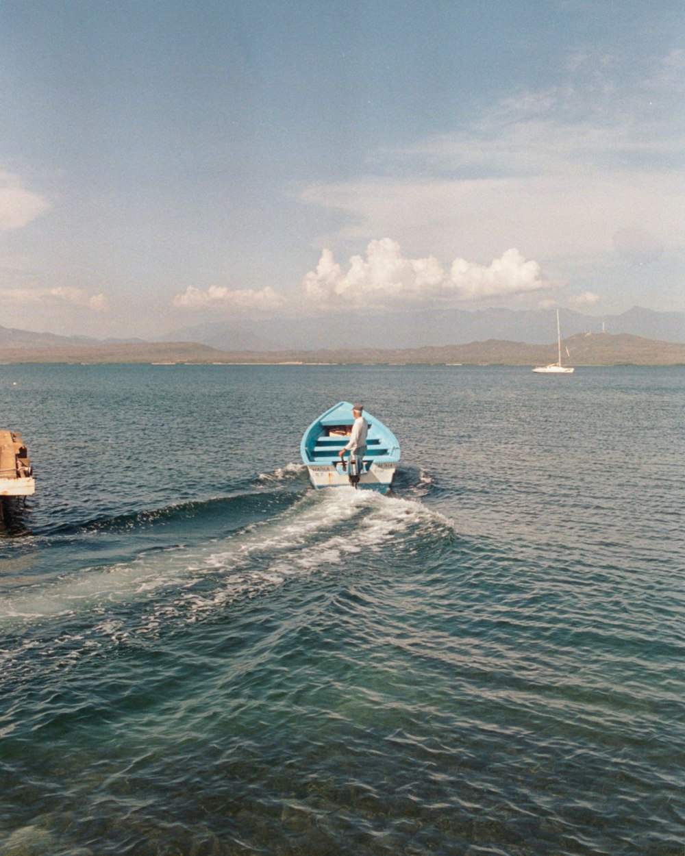 Ein Mann auf einem Boot mitten auf dem Ozean