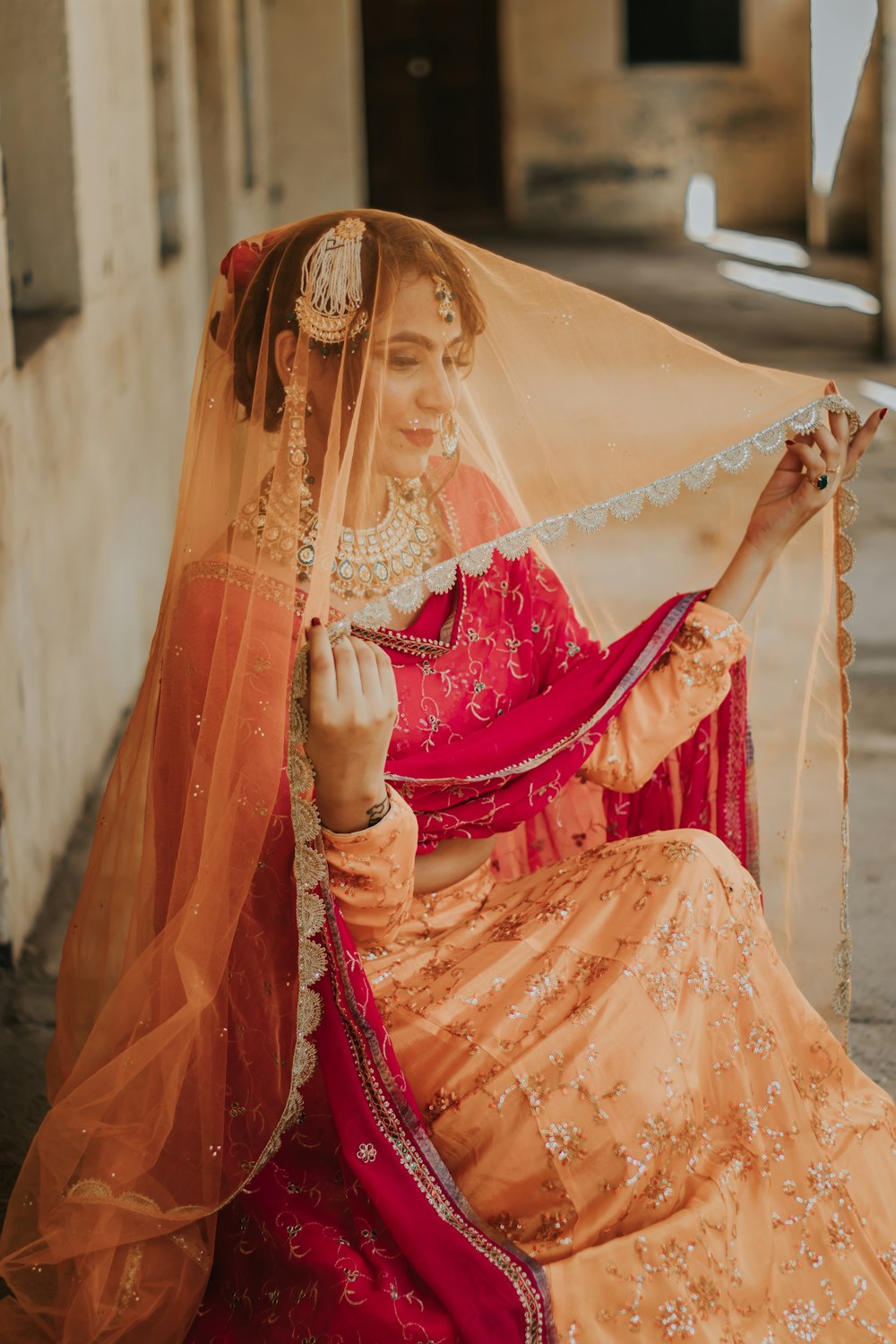 donna in abito sari rosso e oro