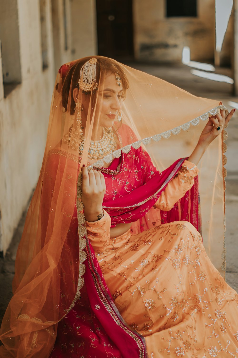 Mujer con vestido sari rojo y dorado