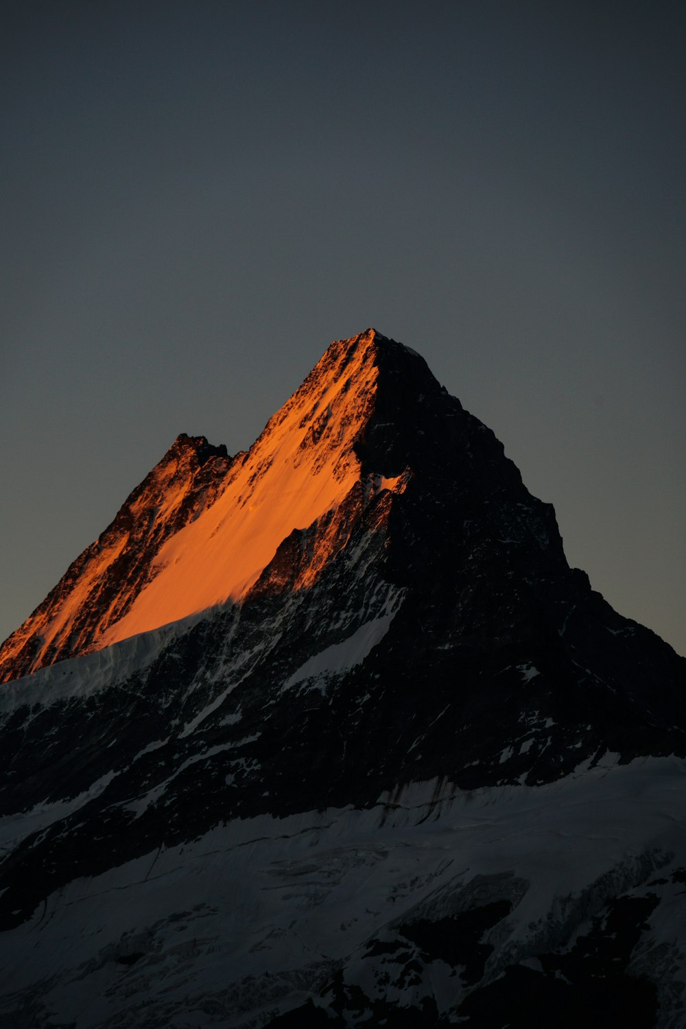 Brauner Rocky Mountain unter grauem Himmel